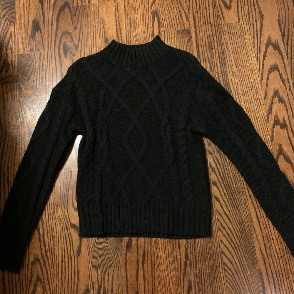BLACK SWEATER
